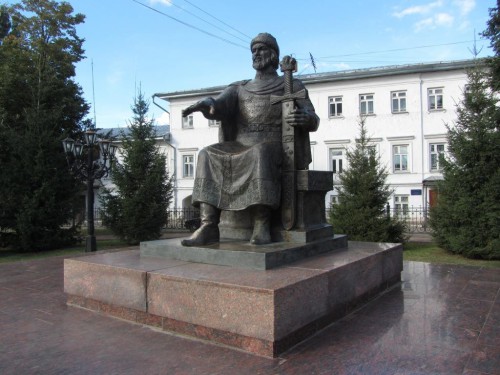 Удивительно, но мы не нашли надписи, кому этот памятник (только автор указан на нем)