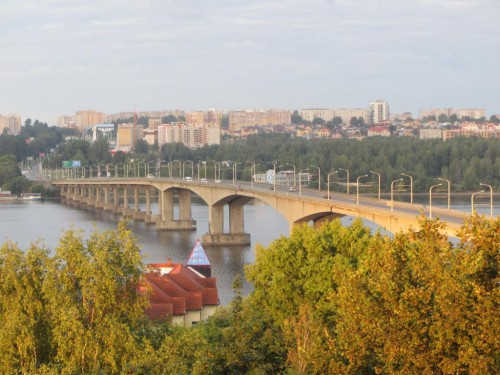 Косторома, наверное, еще спит - воскресное утро ведь раннее