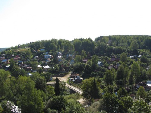 Внизу - мост через речку Шохонку