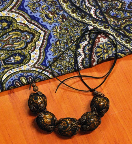 Деревянные бусины обтянутые кружевом, фурнитура под медь.