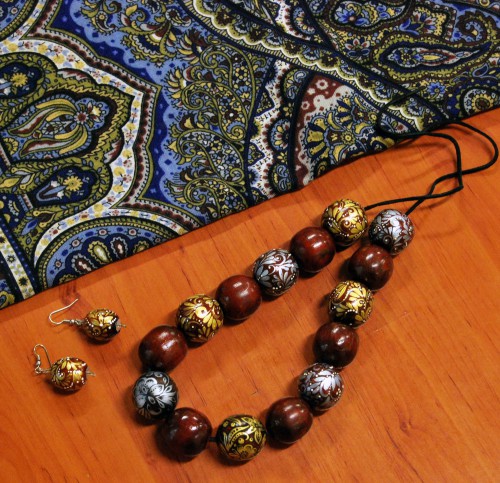 Старые мамины бусы, помню их еще с детства. Деревянные бусины вскрытые морилкой и лаком. Вот слегка их освежила росписью.