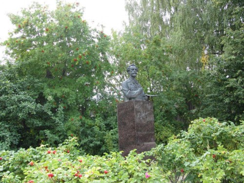 ... и памятник ему, в окружении березы, рябины и кустов шиповника.