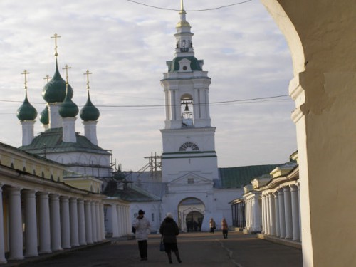 По правой стороне,средний корпус-Чебуречная.В церкви службы идут по праздникам. А вот колокольня радует звоном часто.