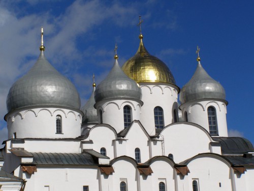 На золотом куполе крест с голубем