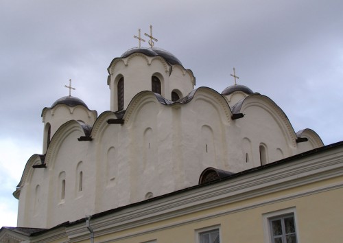 Никольский собор (1113-1136) построен в традициях киевской архитектуры и имеет на куполе крест с полумесяцем, такой же как и на церкви в скиту.