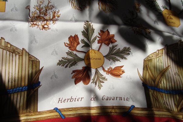 Жаккард медоносных пчёл на платке Hermes "Herbier de Gavarnie"