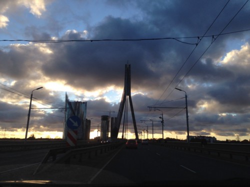 На Вантовом мосте в вечерних сумерках