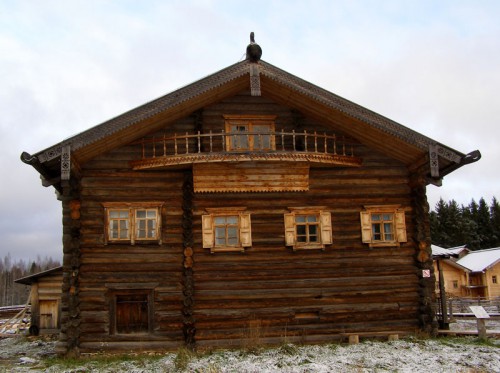 Нюксенский дом с балконом