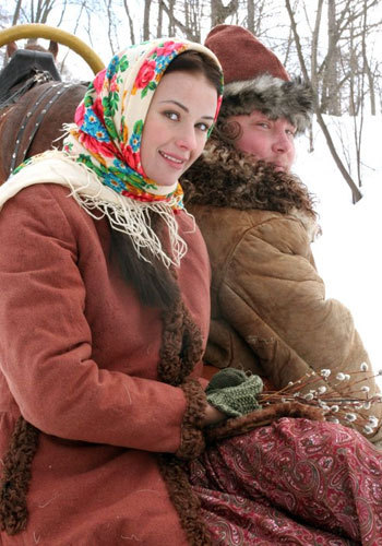 Оксана Федорова в павлово-посадском платке.jpg