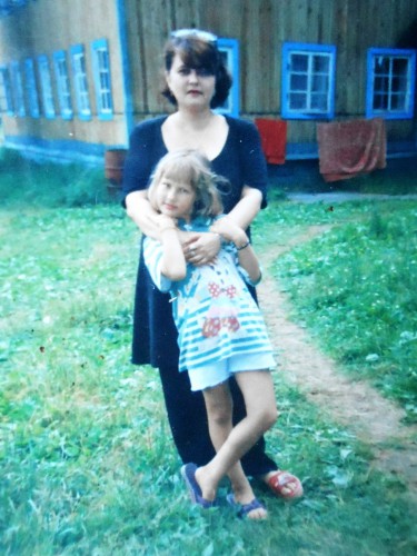 Я и моя дочь. Мне 29 лет, дочке 9 лет.
