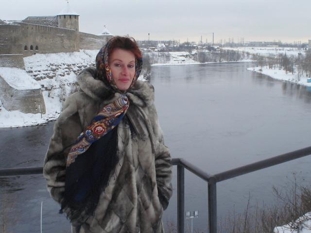 На другом берегу Россия.<br />Единственное место в мире,где  две &quot;враждующие&quot; крепости,ивангородская и нарвская стоят на таком близком расстоянии-полёта стрелы.<br />Б-рр.Холодина на верху.От ветра с морозом глаза не открыть.Зато греет меня &quot;Лето в Павлове&quot;!