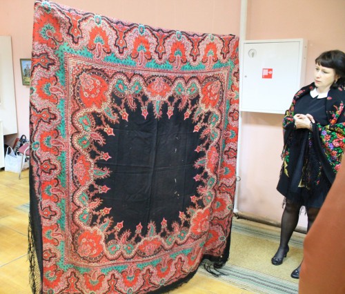 Светлана Branchette привезла старинную шаль.Любуемся.