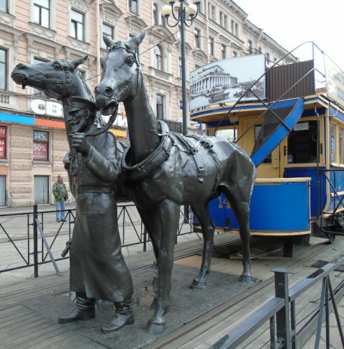 Памятник конке у метро.