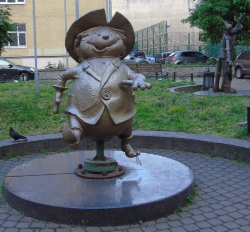 Улица Правды, 8, во дворе.