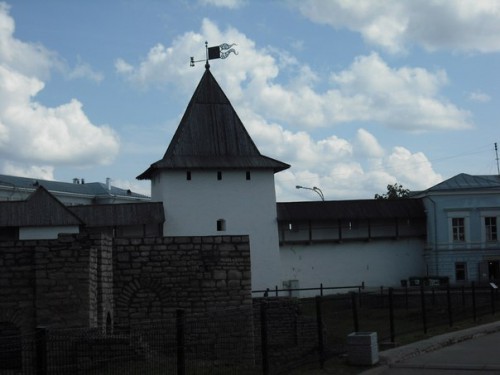 Рыбницкая башня со стороны Кремля и часть Довмонтова города