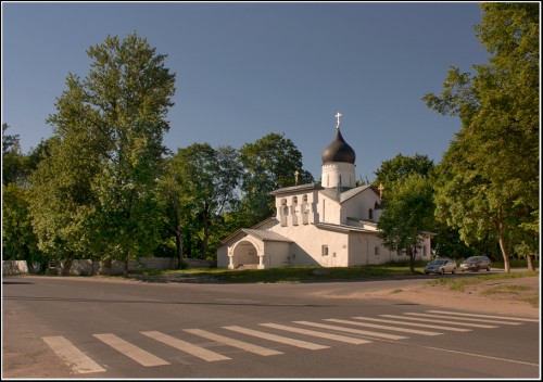можно перейти дорогу и выйти к реке Пскове