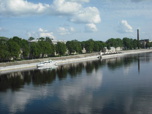 По реке Великой ходят кораблики