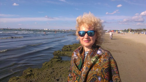 &quot;Ненаглядная&quot;-18, муж в очках, дедушка с внучкой гуляют по пляжу...