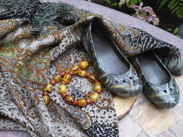 Край Сандала, Crocs RealTree Kadee Ballet Flat, бусы - Эфиопия