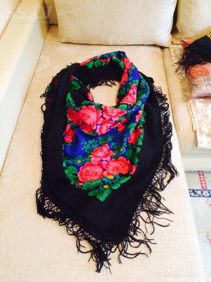 clothes-footwear-womens-clothes-scarfs-1-11040058.800.jpg