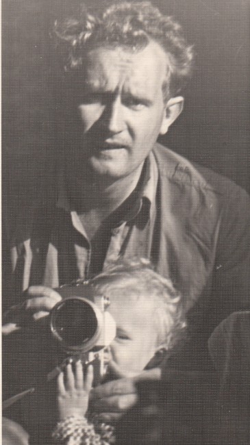 Папа учит меня фотографировать. Наверное 1962 год.