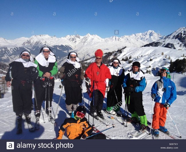Монахи катаются на лыжах в Ла Плани, 2013<br />http://www.alamy.com/stock-photo-skiing-nuns-in-la-plange-france-309792867.html