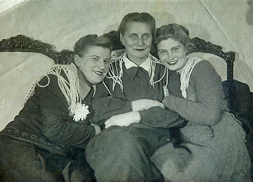 1949 год. Злата Ольшевская (справа).jpg
