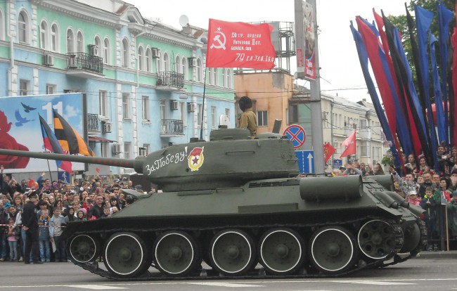 парад военной техники открывал восстановленный  легендарный Т-34