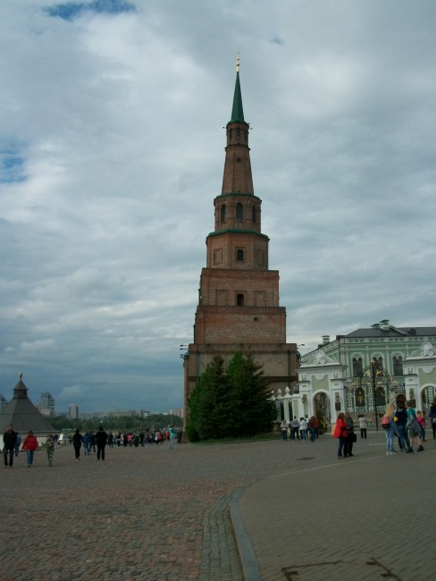 Знаменитая падающая башня. Наклон 2 метра.