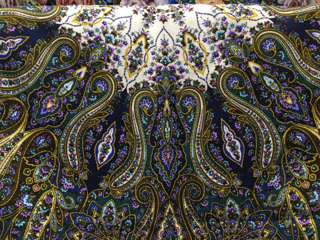 &quot;Сказочница&quot; 1763-1,размер 135 на 135 с шёлковой плетеной бахромой, авт.В.Фадеева