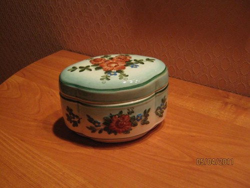 Это шкатулка, она у нас на кухне, там всякие мелочи - скрепки, скотч, клей и т.п. ...,