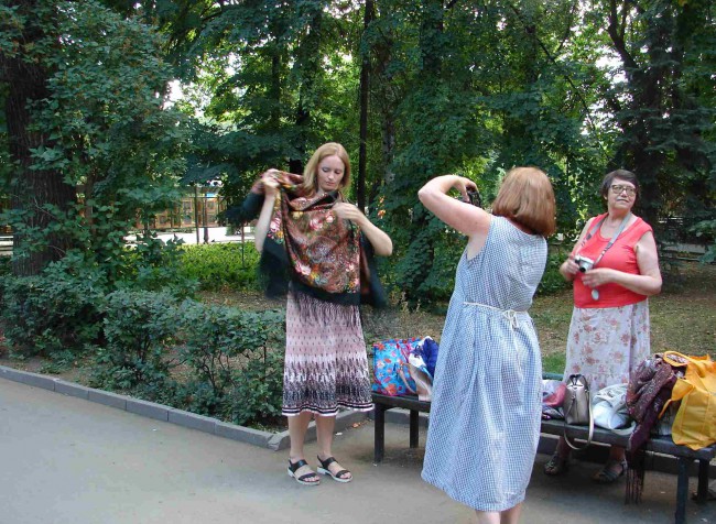 Самое начало вечера, ещё не всё извлечено из сумок, ещё не все подошли...