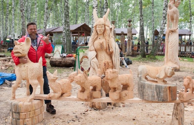 Юха Рихард Каекелае выстругал скульптурную группу  Финская семья.JPG