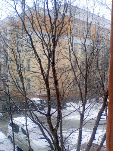 Вроде бы видно, что снег идет хлопьями.