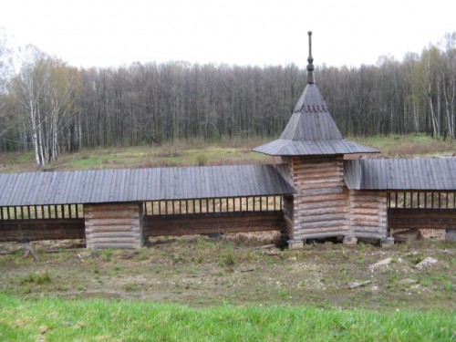 часть ограды.