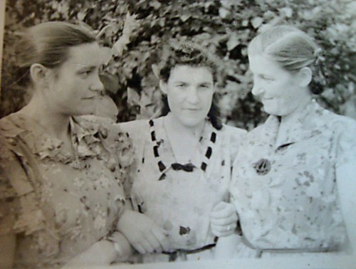 бабушка слева