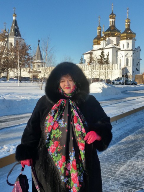 Справа от меня Церковь Петра и Павла. Слева, Свято-Троицкий мужской монастырь.