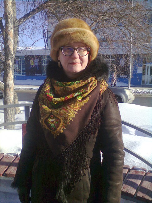 шляпка немного съехала. ну ладно, зато платочек хорошо вышел!