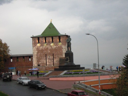 Георгиевская башня кремля и памятник Чкалову
