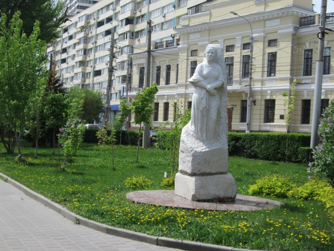 Памятник поэтессе