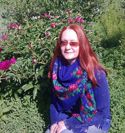 Пионы зацветают в зарослях сорняков(