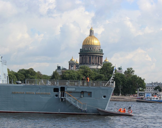 фрегат «Адмирал Касатонов»<br />Фрегат является первым серийным кораблем проекта 22350. Он построен с применением композитных материалов по технологии «стелс» и предназначен для ведения боевых действий в дальней и ближней морской зоне.<br /><br />Водоизмещение корабля — 4,5 тысячи тонн, длина — 135 метров, ширина — 16 метров, дальность плавания — около 4000 миль, скорость полного хода — 30 узлов. Экипаж составят от 170 человек.