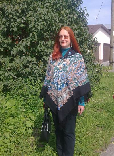 Именно в таком варианте носки меня перестает раздражать широкая черная кайма, которую убавить пока рука не поднимается. Вот ведь... а перед зеркалом джинсы с меня не спадывали... надо фотографу выговор однако. Смотрим на платок))