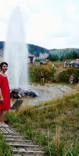 Я, фонтанирующая скважина и туристы, жаждущие шашлыка