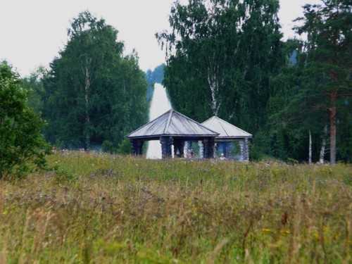 За беседками виднеется фонтанирующая скважина