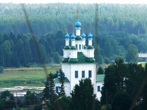 Троицкая церковь в Зеленской рыбачьей слободе. Фото сделано на колокольне, поэтому видны тени от колокола