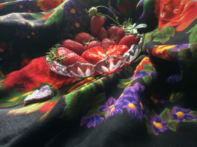 Клубника и шаль День Победы, Е. Регунова, рис. 1975 г., 150х150, хлопок, бахрома-трёхрядка