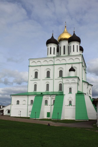 именно тут, где сидит теперь моя пчёлка и в цветочки играет