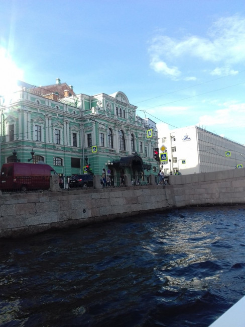 Зачем здесь этот новодел?
