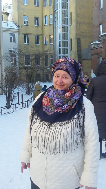 Вышла, сдвинула под подбородок, задрапировала шалью
